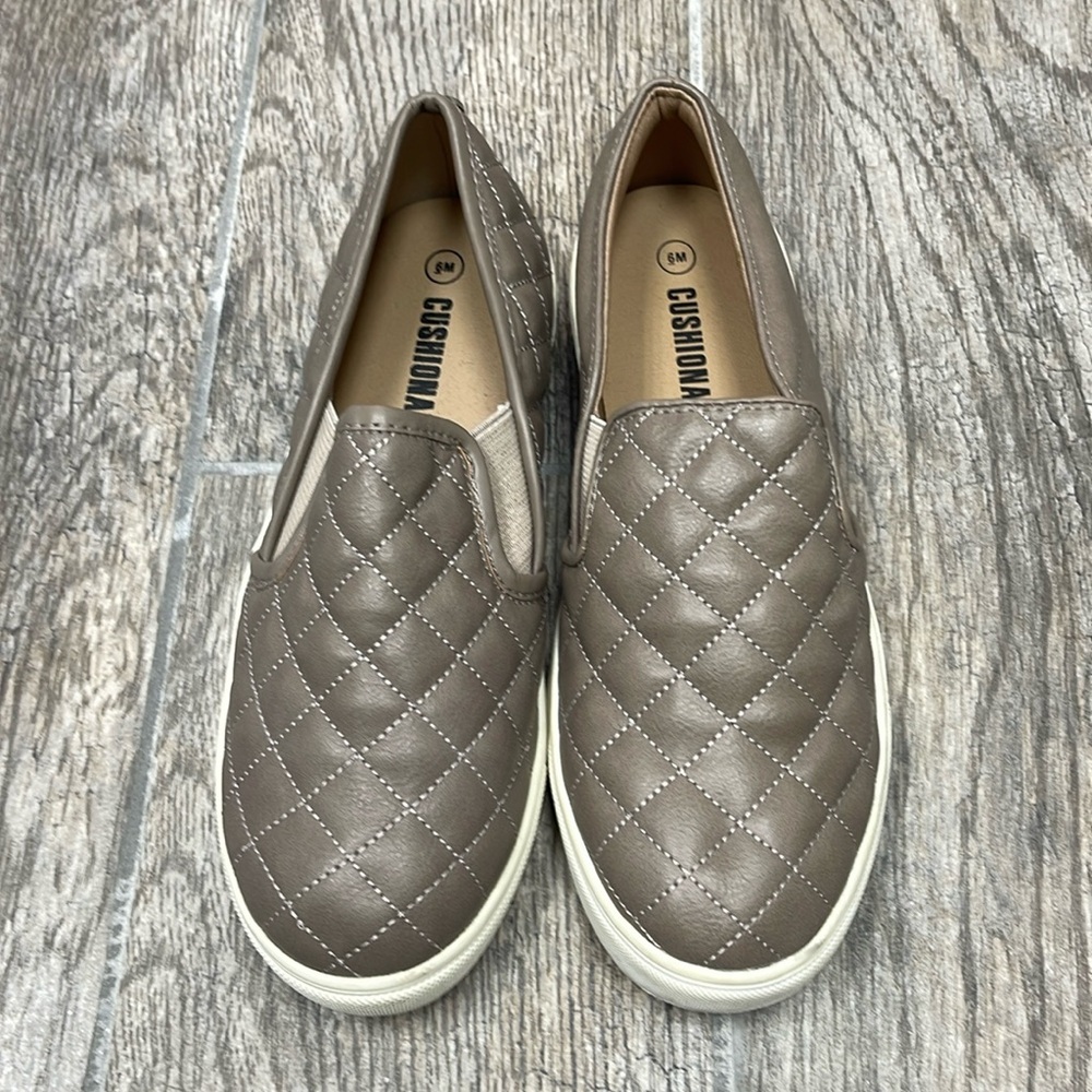 CUSHIONAIRE REENA Women's Sz 6 Sneakers Natural beige Quilted Slip on Shoes